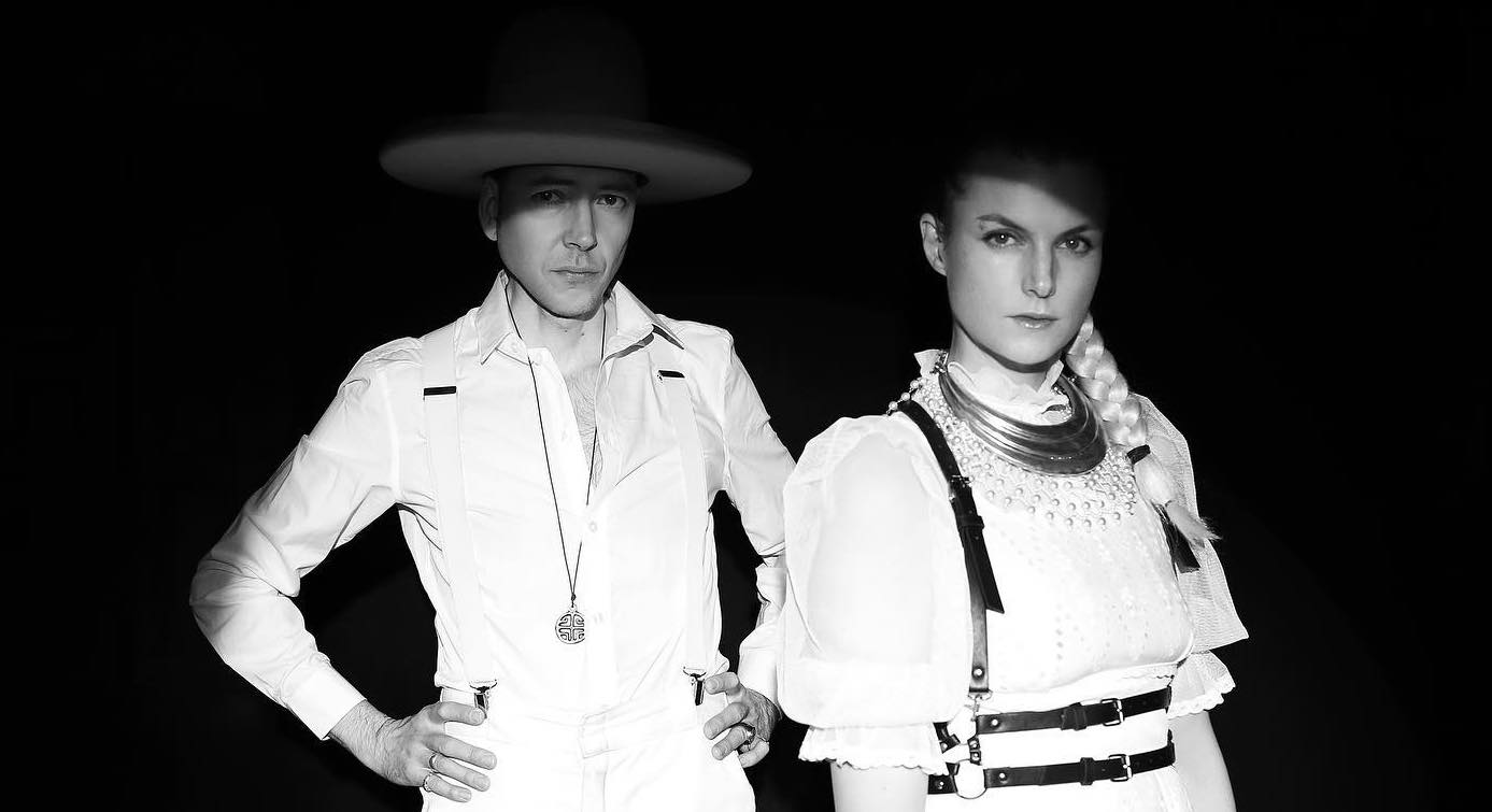 ÅRABROT: la cover di “Lightning’s Girl” di Nancy Sinatra