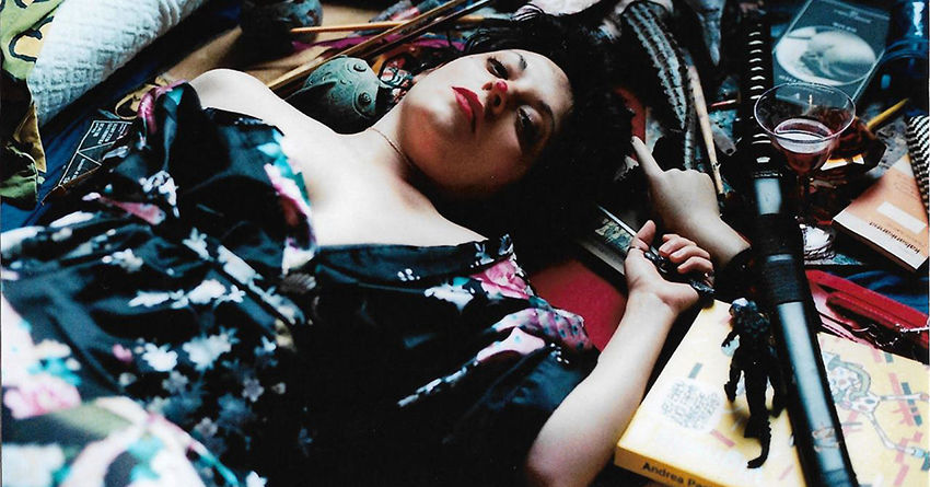 Elettronica, gotica, psichedelìa e industrial espressi in grammelot: benvenuti nel mondo di Bebawinigi