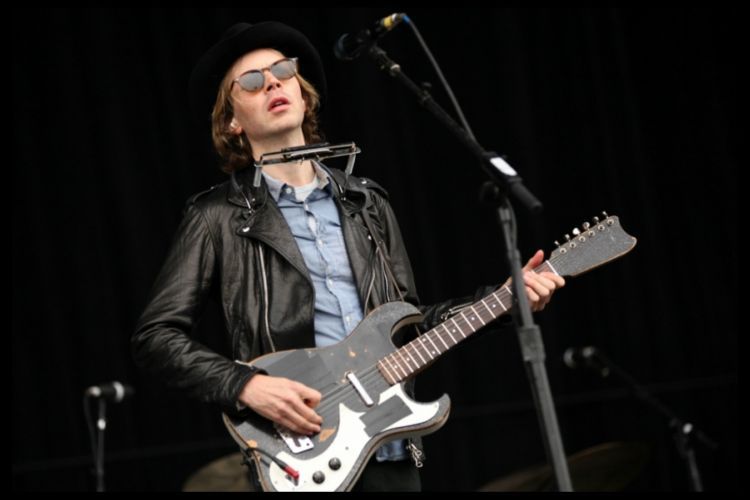 BECK apre il suo stesso concerto a Detroit dopo che la band di supporto ha dato forfait