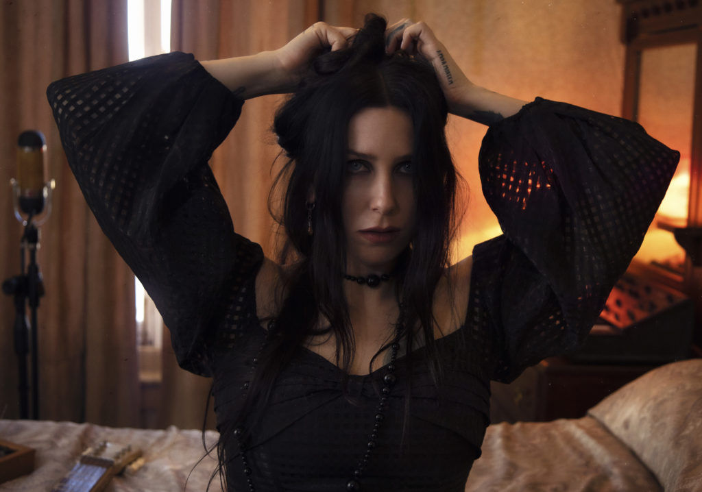 CHELSEA WOLFE: il video del nuovo singolo “Deranged For Rock & Roll”
