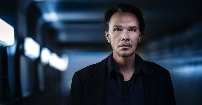 Guardare il futuro attraverso la lente del passato: intervista a Hugo Race