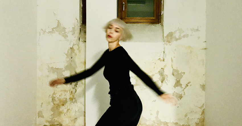 Catarsi e romanticismo, il debutto in solitaria: intervista a Francesca Bono