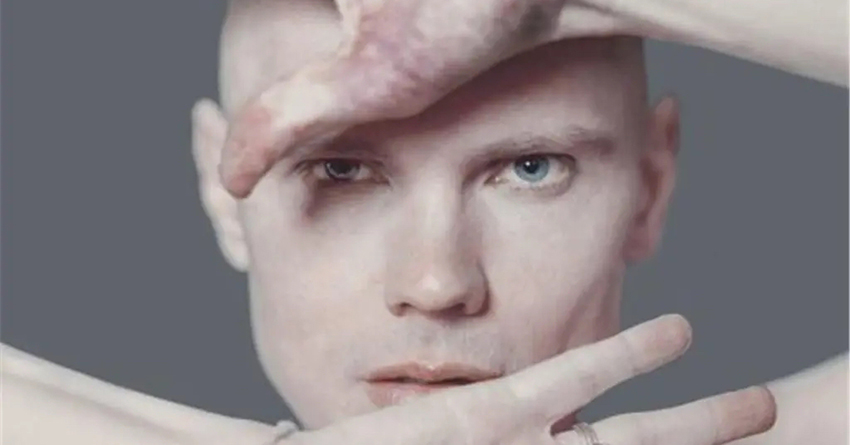 “TheFutureEmbrace”: l’abbraccio freddo di un artista in transizione