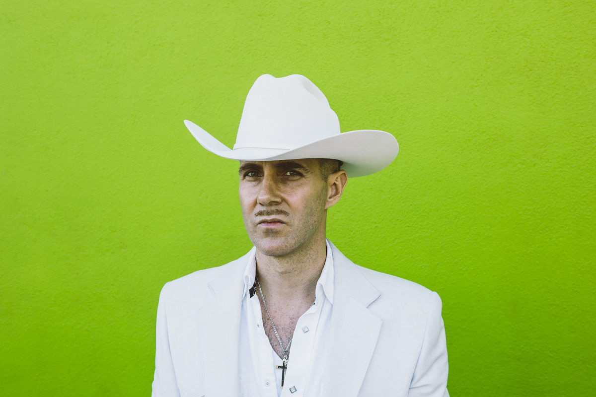 JOSH T. PEARSON: ad aprile il nuovo album “The Straight Hits!”