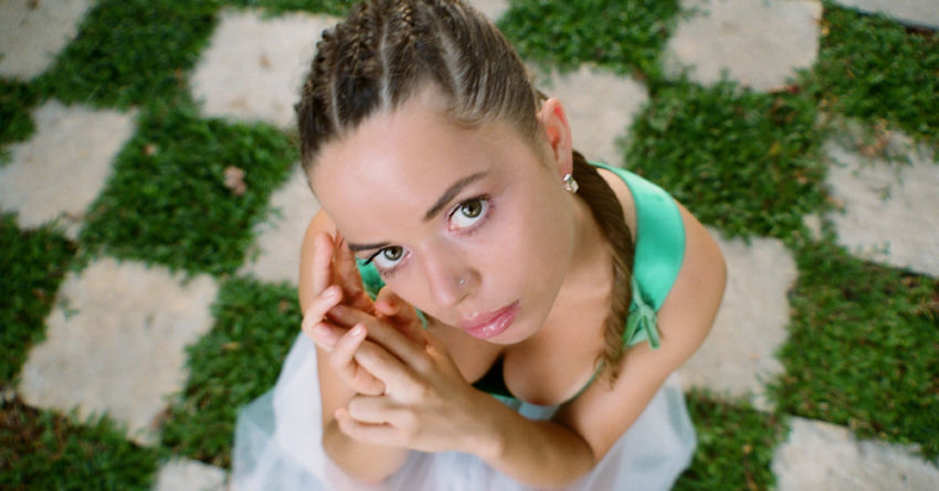 “Prima la melodia, poi la struttura”, ovvero come fare canzoni di qualità che non annoiano: intervista a Nilüfer Yanya