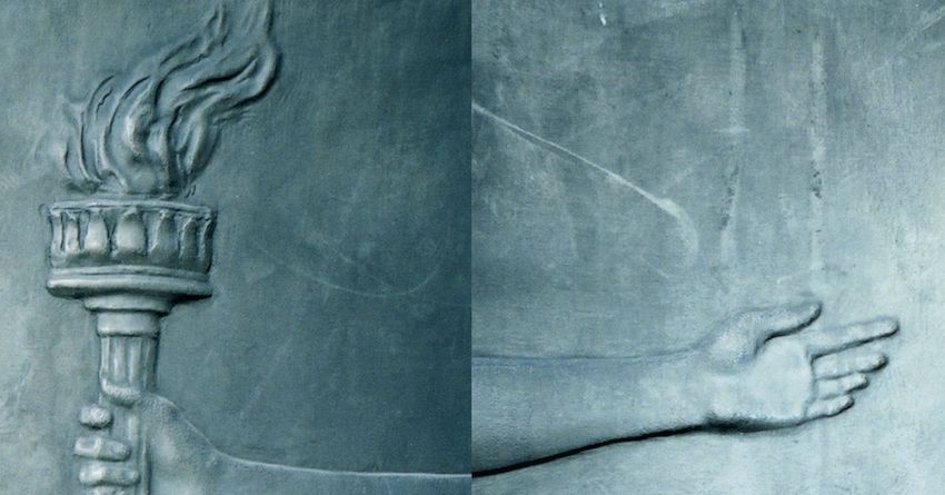 “The Argument”, il tempo impresso a fuoco nel bronzo