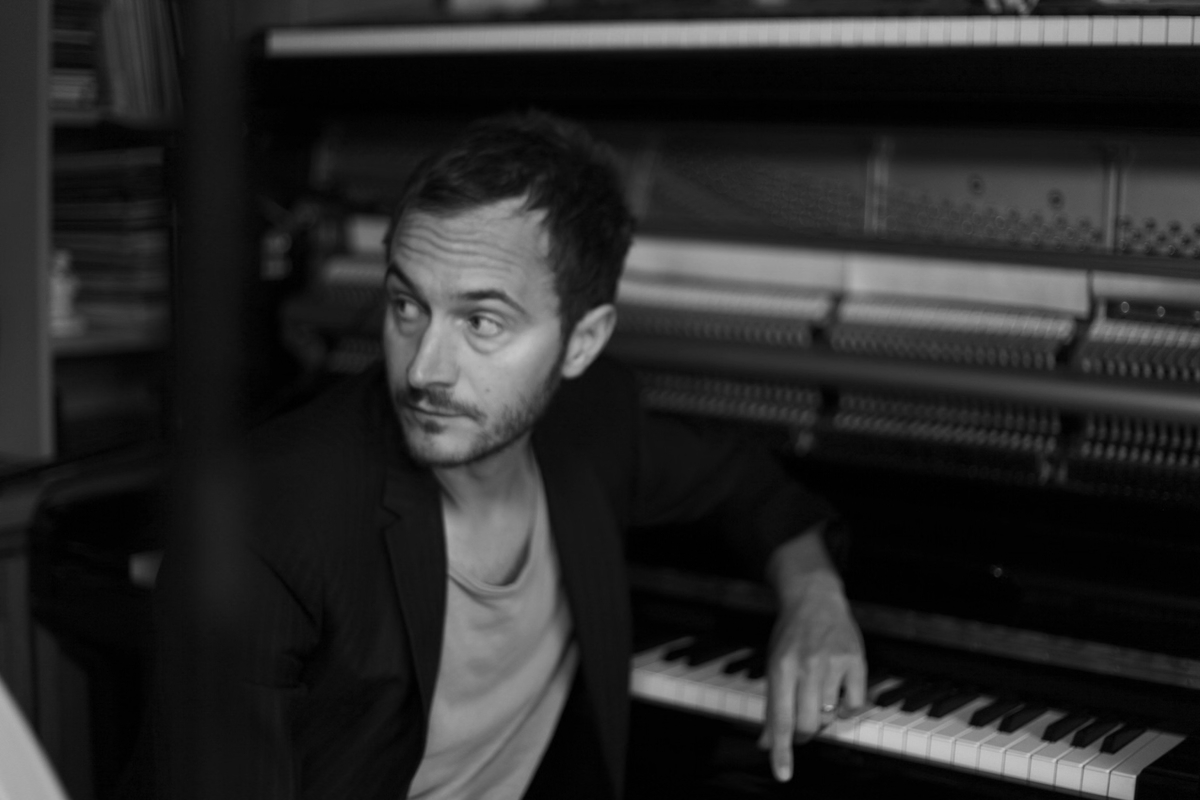 TOM SMITH (Editors): a dicembre l’album di debutto solista “There Is Nothing In The Dark That Isn’t There In The Light”