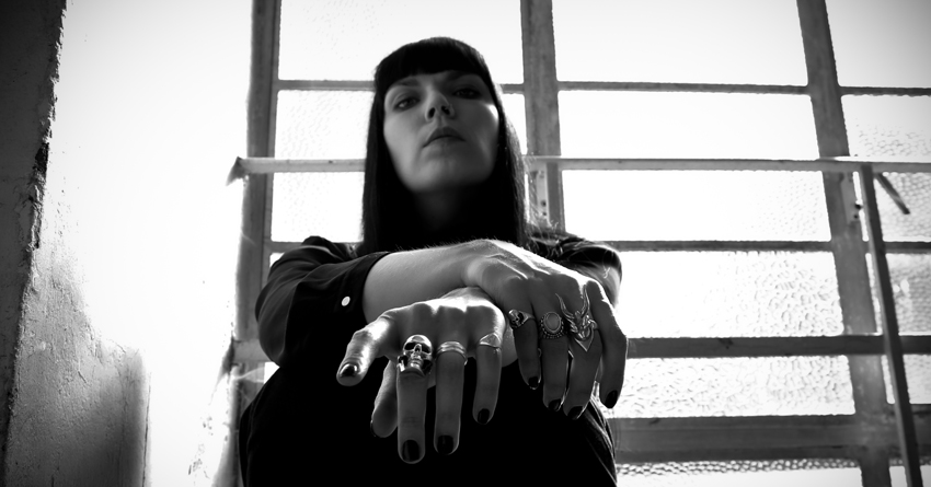 La sottile pesantezza del blu: intervista a A.A. Williams