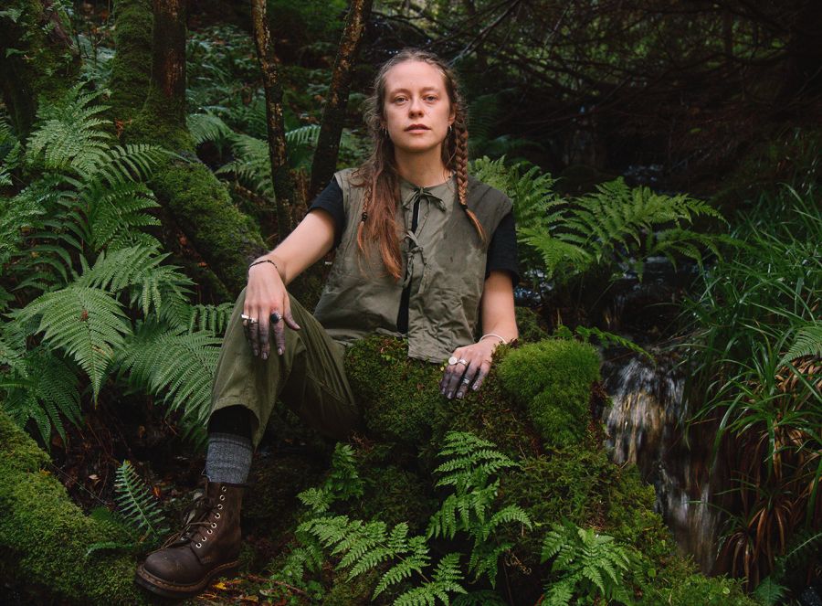 ANNA B SAVAGE: a gennaio il nuovo album “You and I are Earth”