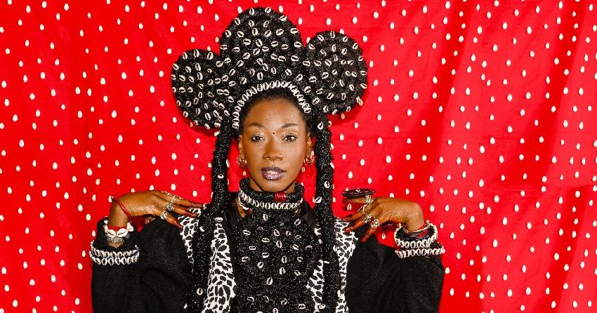 “Il palco è il posto in cui guarisco, dove sono me stessa, dove la mia anima parla”: intervista a Fatoumata Diawara