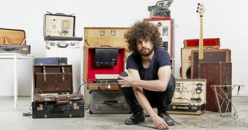 “March of the Fallen Scions”, musica da valigia: il nuovo singolo di Louis Jucker & Le Nouvel Ensemble Contemporain’s