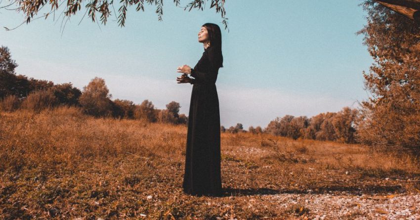 “Moon Lies” è il nuovo singolo di Kӕry Ann. Il suo album di debutto esce a gennaio.