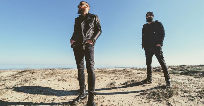 “Adriatic Desert”, una passeggiata nel deserto della costa adriatica. Il nuovo video de Le Scimmie in esclusiva.