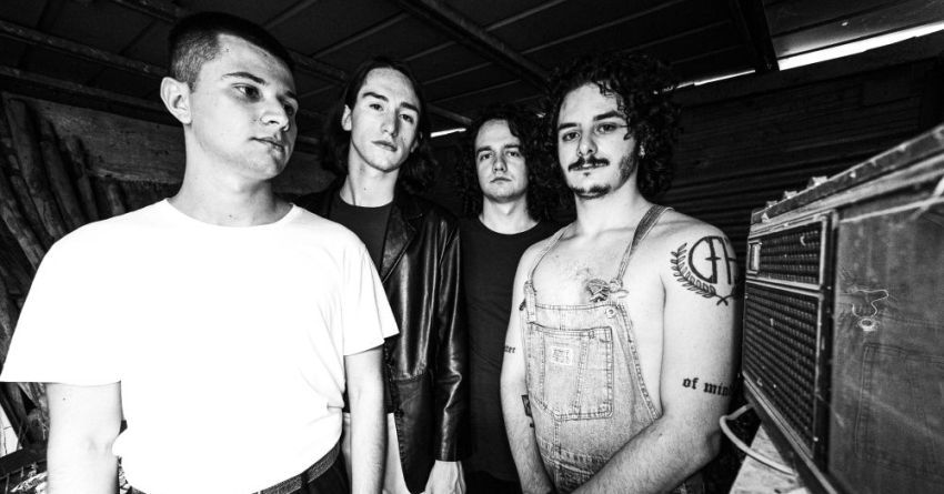 Nel cuore nostalgico della musica underground: “Ustione”, il nuovo video dei Listrea