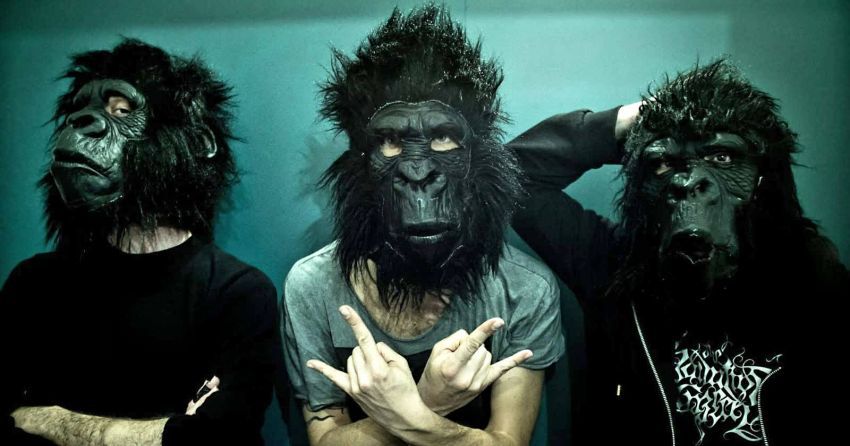 Una batteria, due bassi, tre maschere da gorilla: “Bravi quasi tutti” è il nuovo singolo dei MalClango