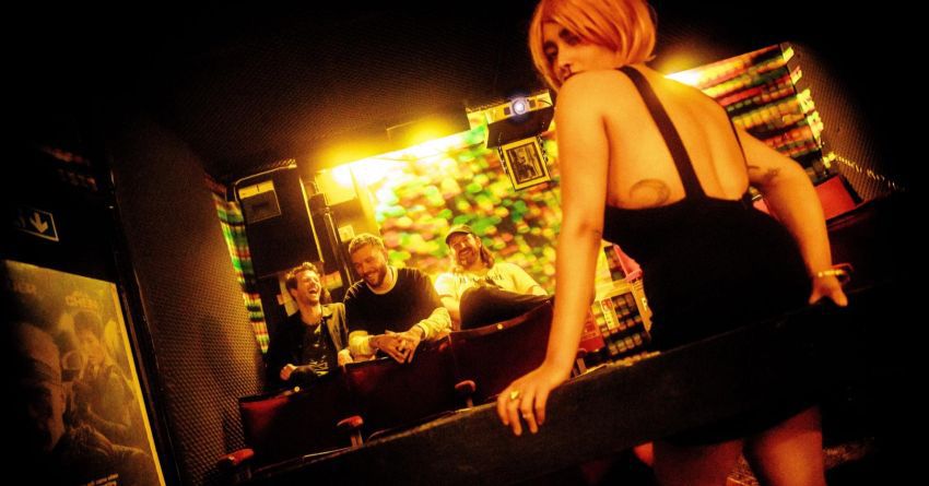 Oltrepassare i confini dell’ignoto, tra atmosfere horror e pianeti cyberpunk: intervista ai Mandy, Indiana