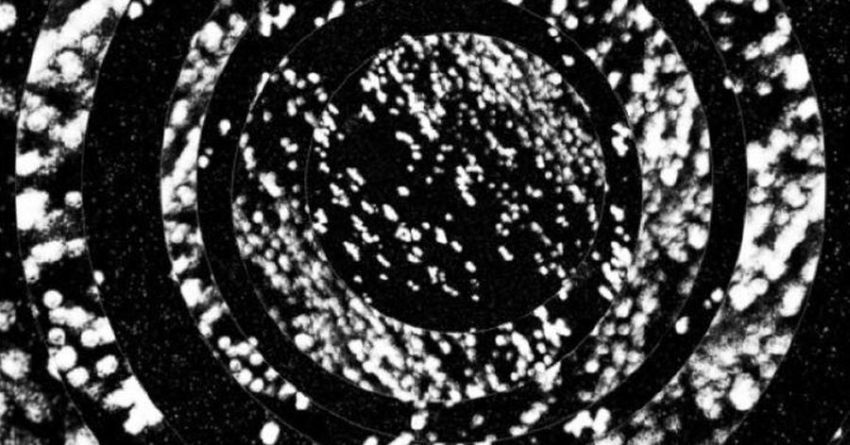 Première: NELCASO – Greetings From Kuiper Belt