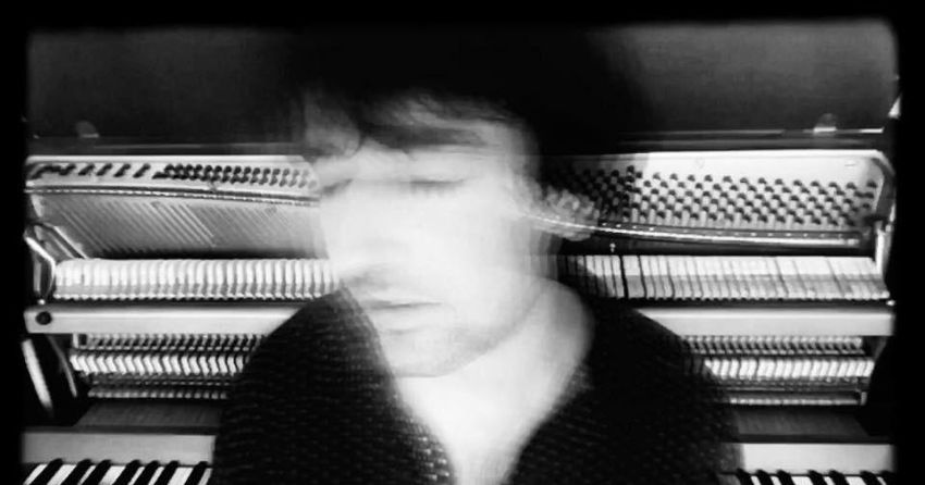 Una luce visibile oltre l’oscurità totale: intervista a Omid Jazi