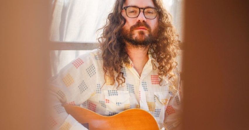 Première: PAUL DUTTON – Pantheon