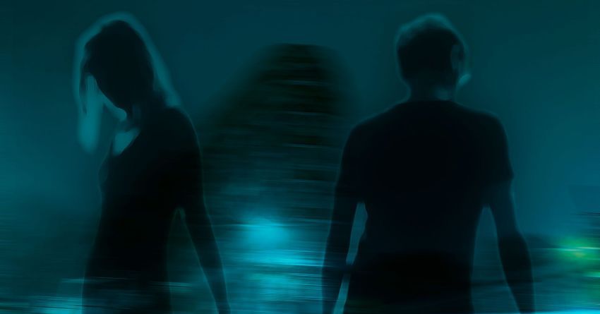 Siamo piccoli granelli di polvere trasportati dal vento: il nuovo video dei Pinhdar, “Atoms And Dust”