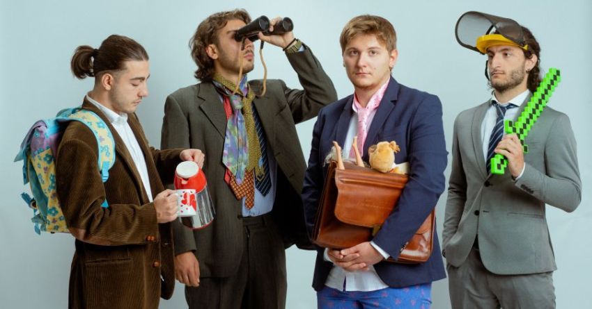 Una scatola contro il mondo esterno: “The Mess Behind” è il nuovo video degli Stain