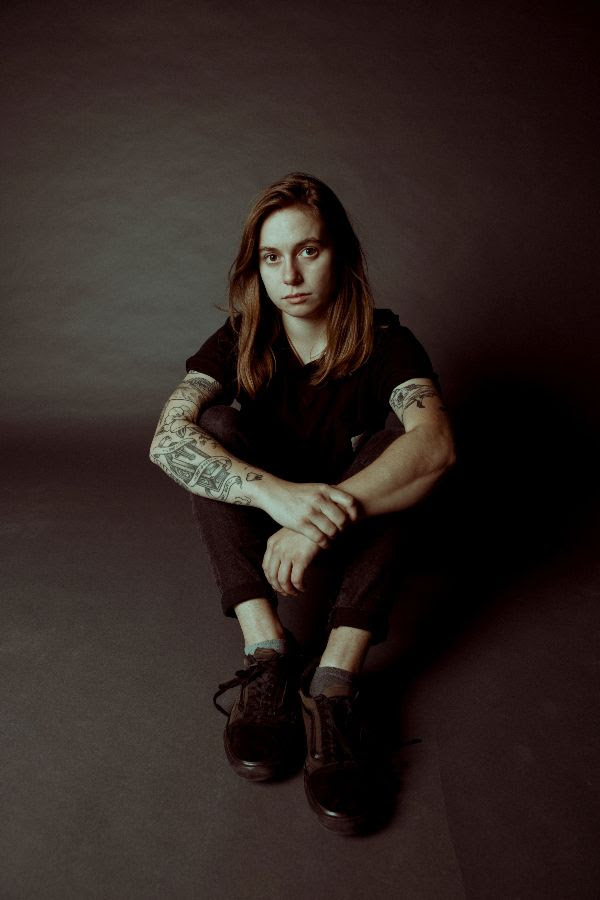 JULIEN BAKER: il nuovo singolo “Favor” (con Phoebe Bridgers e Lucy Dacus)