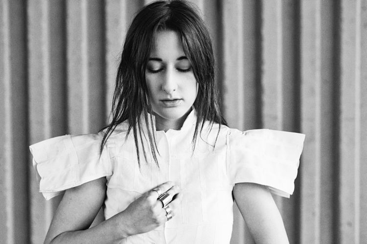ZOLA JESUS: ecco il nuovo video “Fall Back”