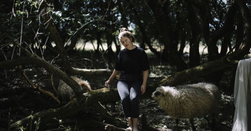 Première: ZOLA MENNENÖH – I Disappeared Under The Sea